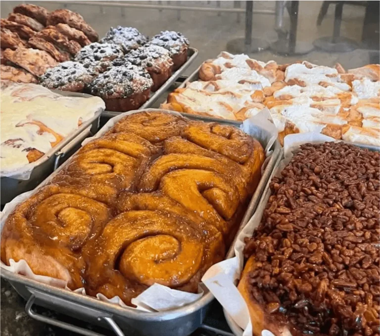 Best sweet cinnamon roll bakeries inside Cologne